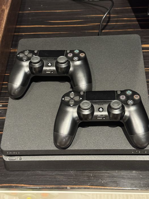 Игровая приставка PS4