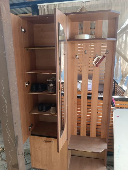 Прихожая и диван