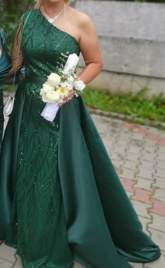 Vând rochițe elegante.