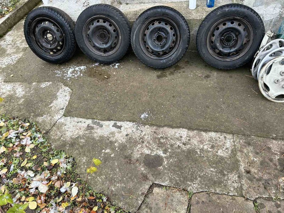 Зимни гуми с тасове 175/65R14 от пежо 206.