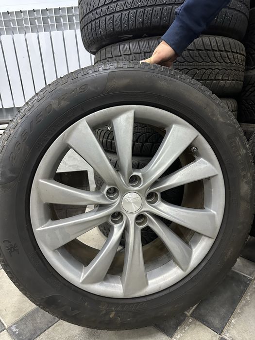 Резина с дисками на Tesla model X