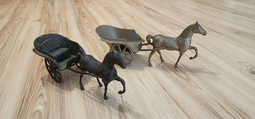 Figurina bronz ( patinat) trasura cu cal - 2 buc