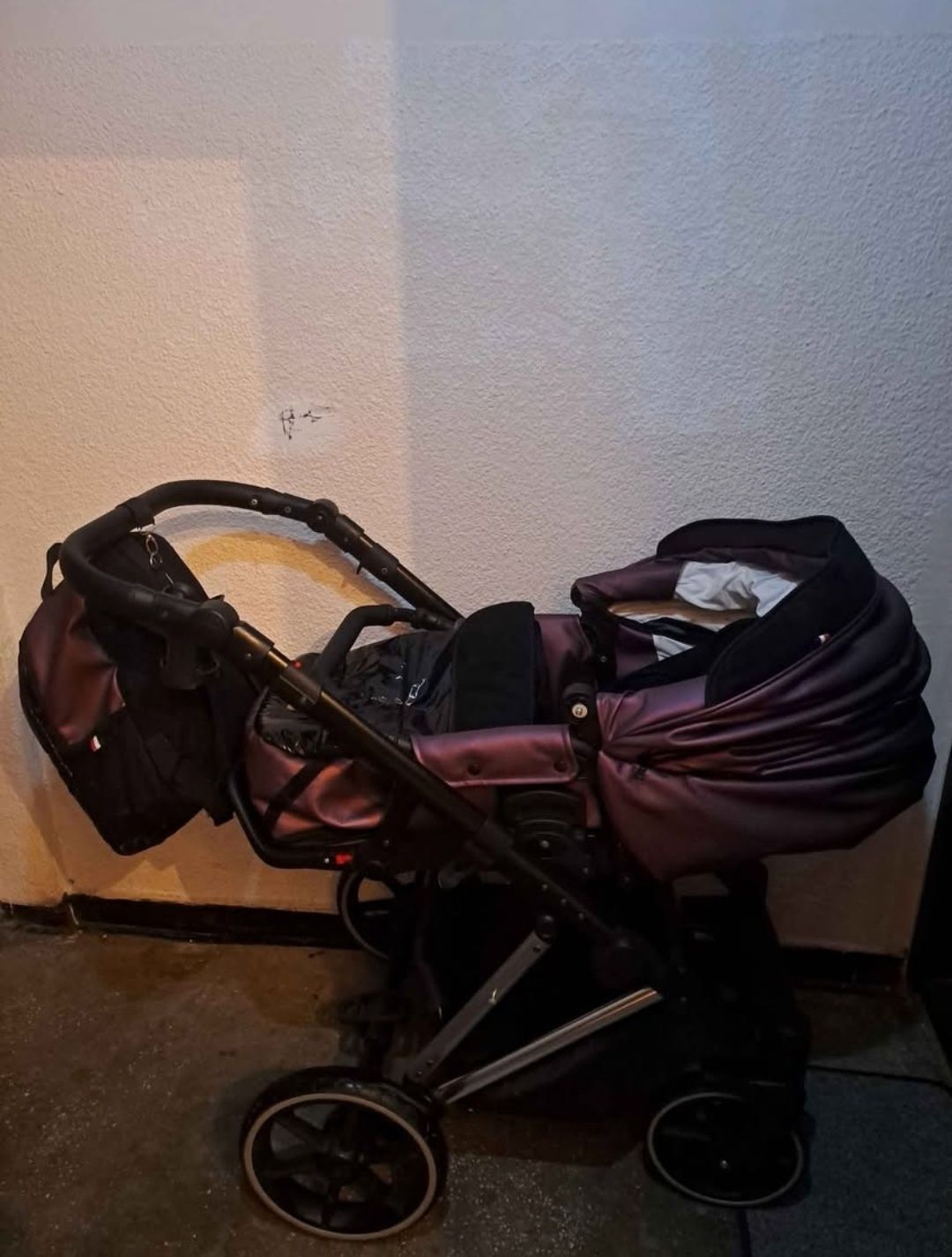 Vănd caruț Krausman 3 în 1 Xplorer purple shiny 
Preț 1200 de lei nego