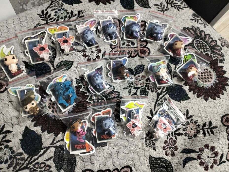 Фигурки Киндеры очень странные дела