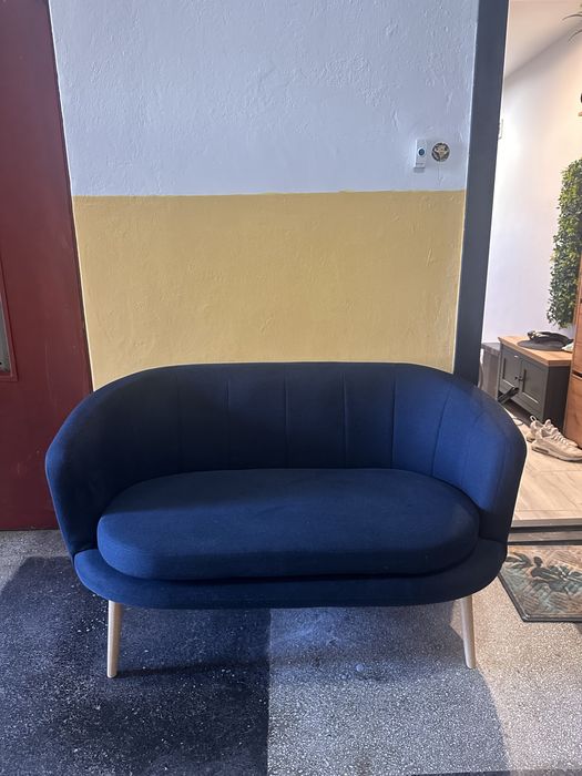 Диван GISTRUP 2-местен тъмносин текстил  137 / 78 / 76