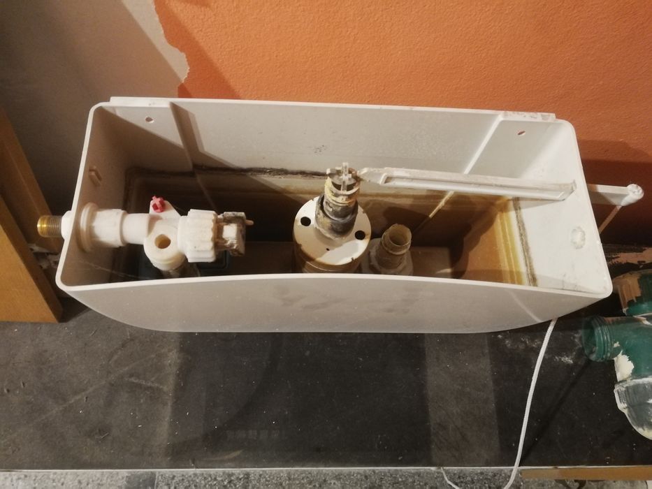 Порцеланова мивка, пластмасово тоалетно казанче