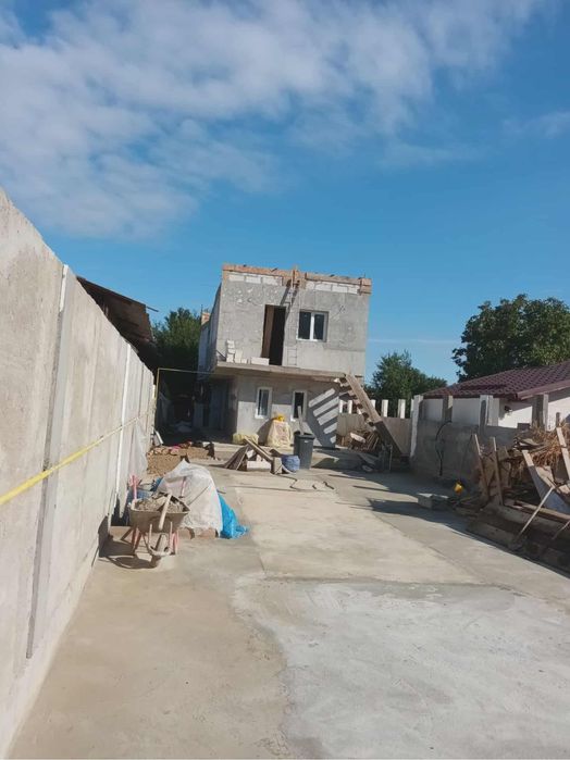 Casa de vanzare la rosu