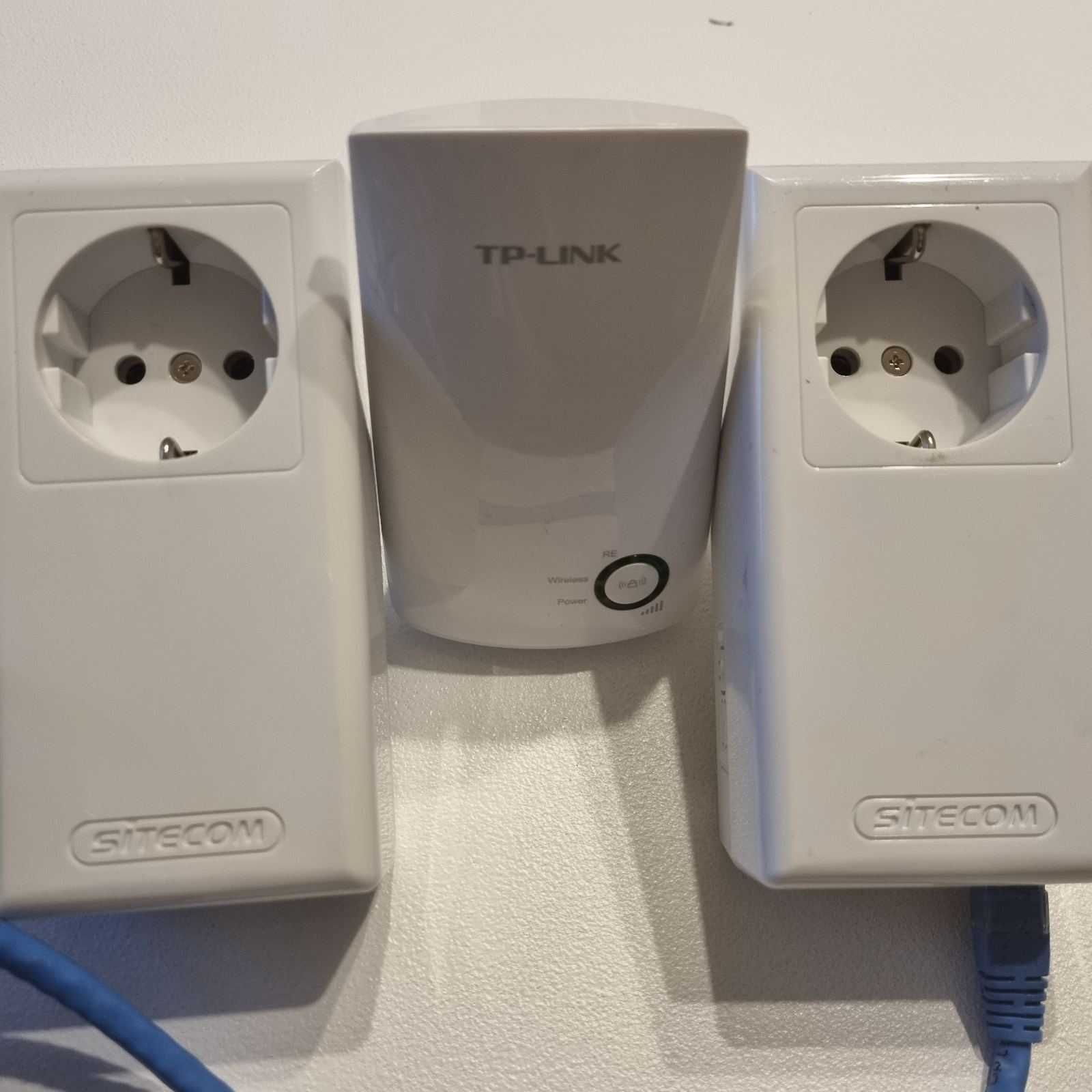 TP-Link Wi-Fi Range Extender si Sitecom Homeplug Plus Socket Dual Pack