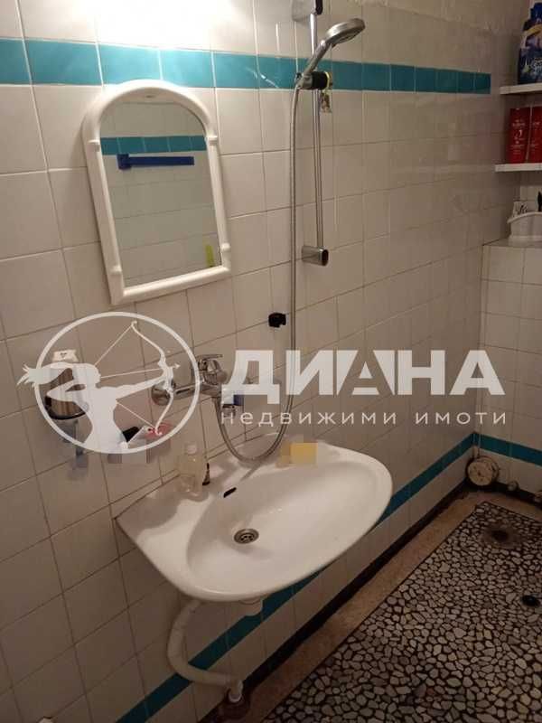 Четиристаен монолит, с ТРИ спални, до парк Бунарджик, Център