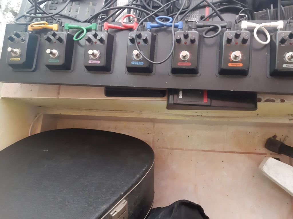 Pedal board cu 7 pedale de efect