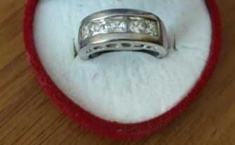 Сребърен пръстен  с бели камъни . Класически и елегантен модел
