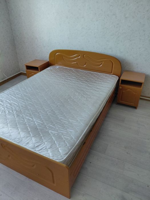 Тахта и 2 тумбочка . Кухонный гарнитур  и шкаф