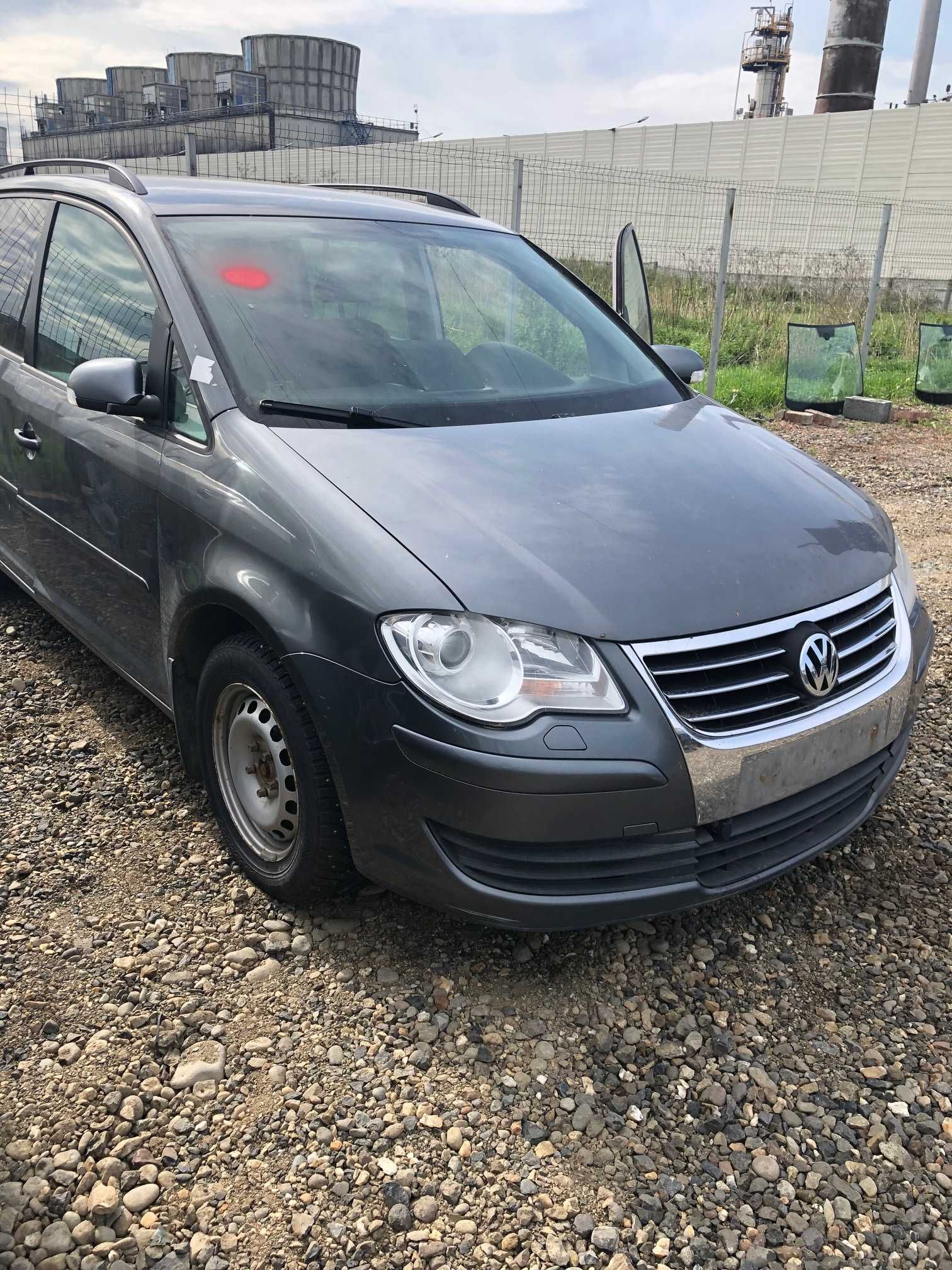 Dezmembrez Vw Touran 2008 1,9tdi tip Bls, cutie automata,