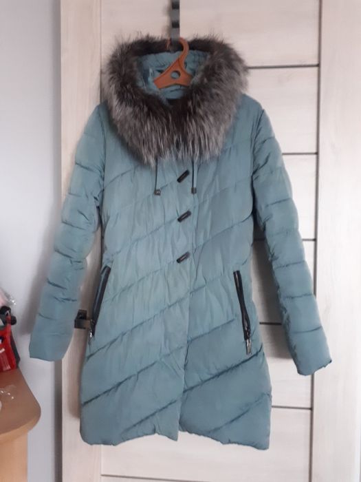 Продам зимний пуховик с мехом чернобурки на капюшоне