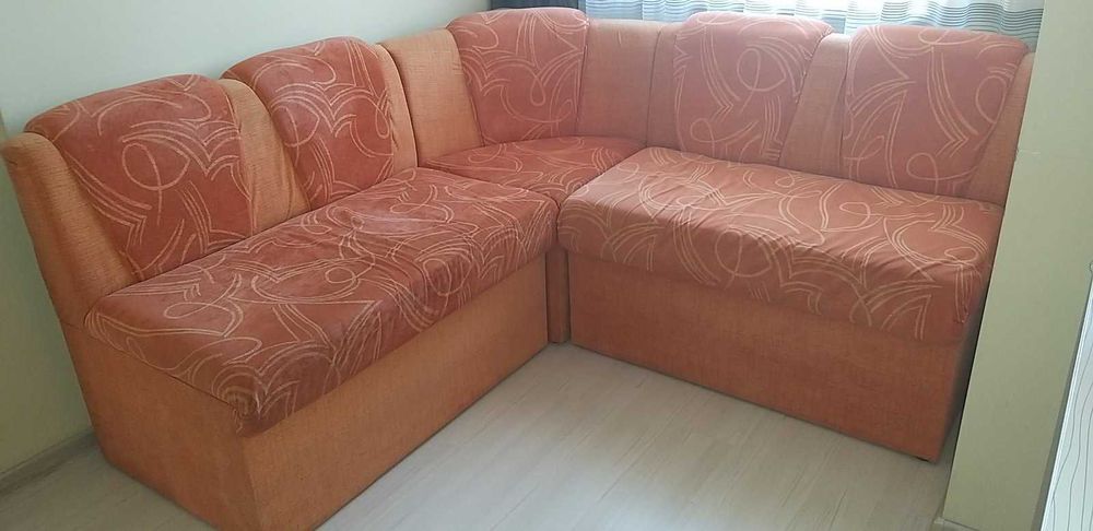Продавам ъглов диван по поръчка ,подходящ за кухня или други стаи .