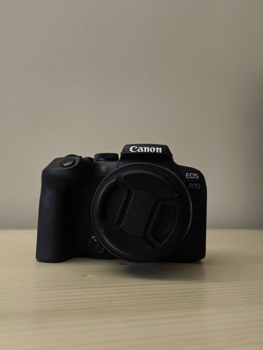 Canon EOS R10 30k cadre + obiectiv canon rf 18-45mm f4.5-6.3 + baterii