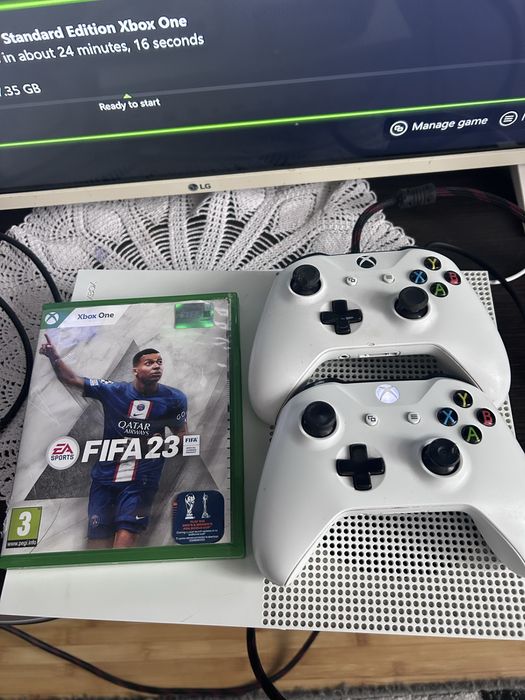 Xbox one cu 2 controllere si un fifa 23