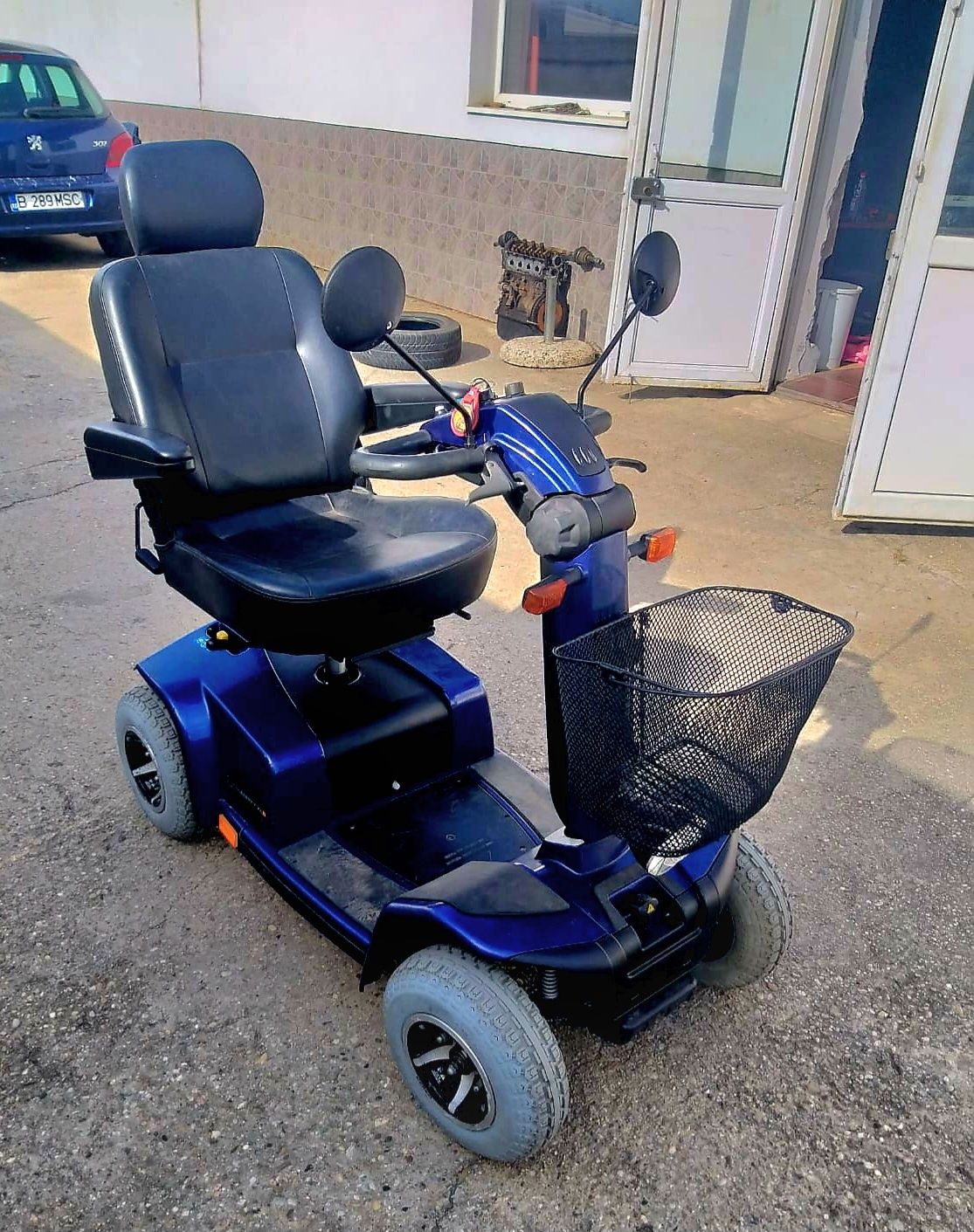 Scuter căruț electric pentru persoane cu dizabilități handicap