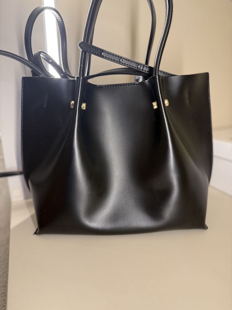 Черна спортно-елегантна чанта на Armani Exchange