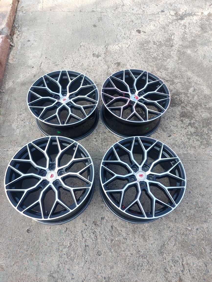 Шины 235/45/18 диски 18 114.3/5 диски на 18  vossen