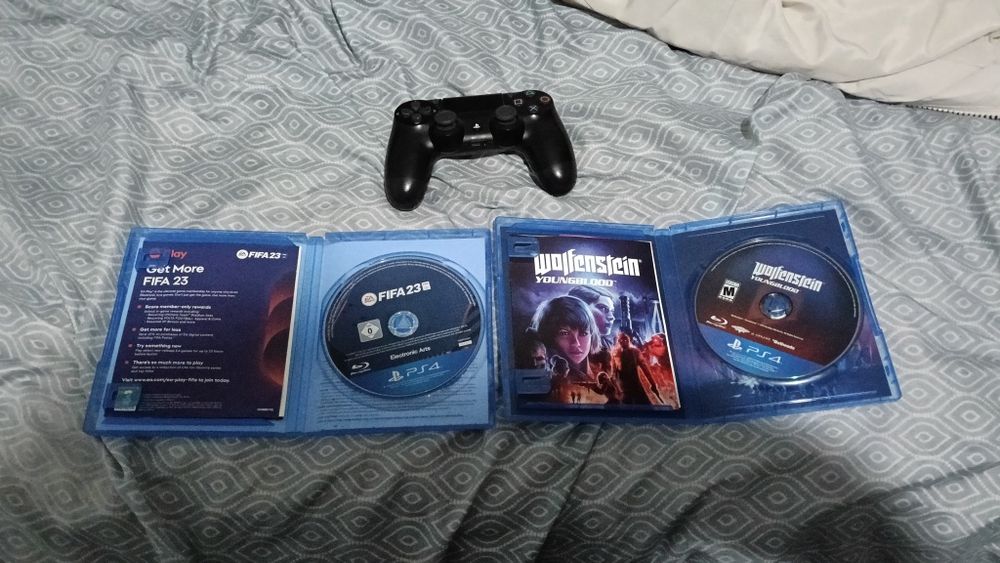 PS 4 cu 2 jocuri și un controler