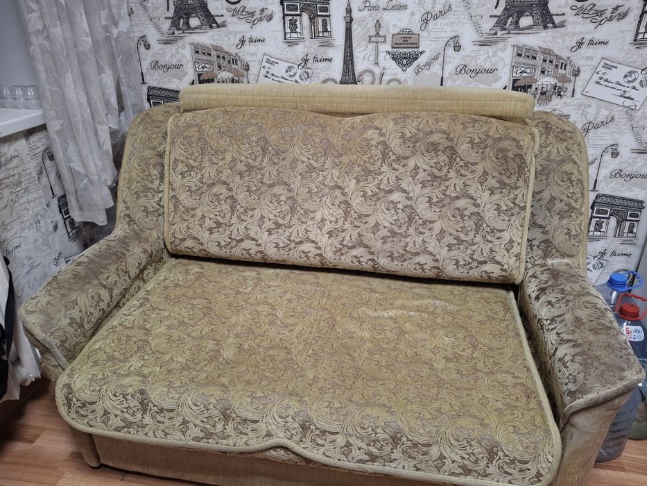 Диван коричневый