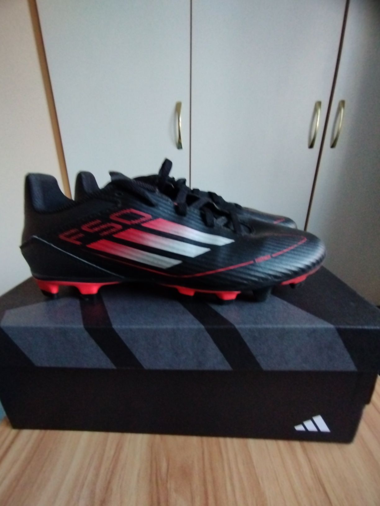 Футболни обувки Adidas 40 номер 25см. Нови