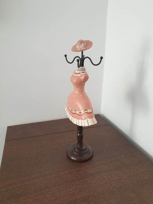 Suport din lemn pentru bijuterii