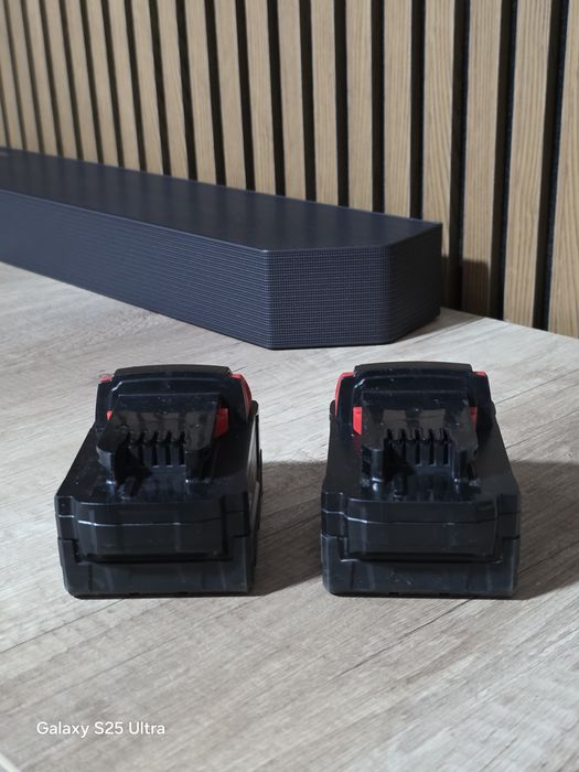 Vând 2 acumulatori/baterii milwaukee  5 ah