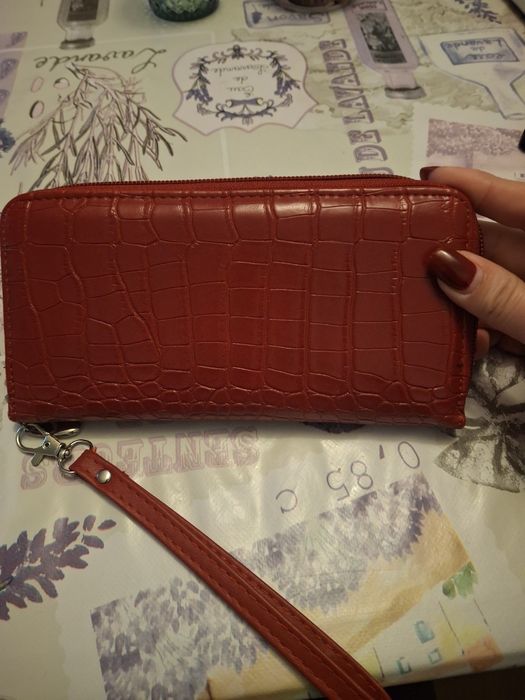 Дамско портмоне в цвят червен