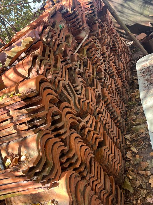 Подарявам керемиди за покрив.