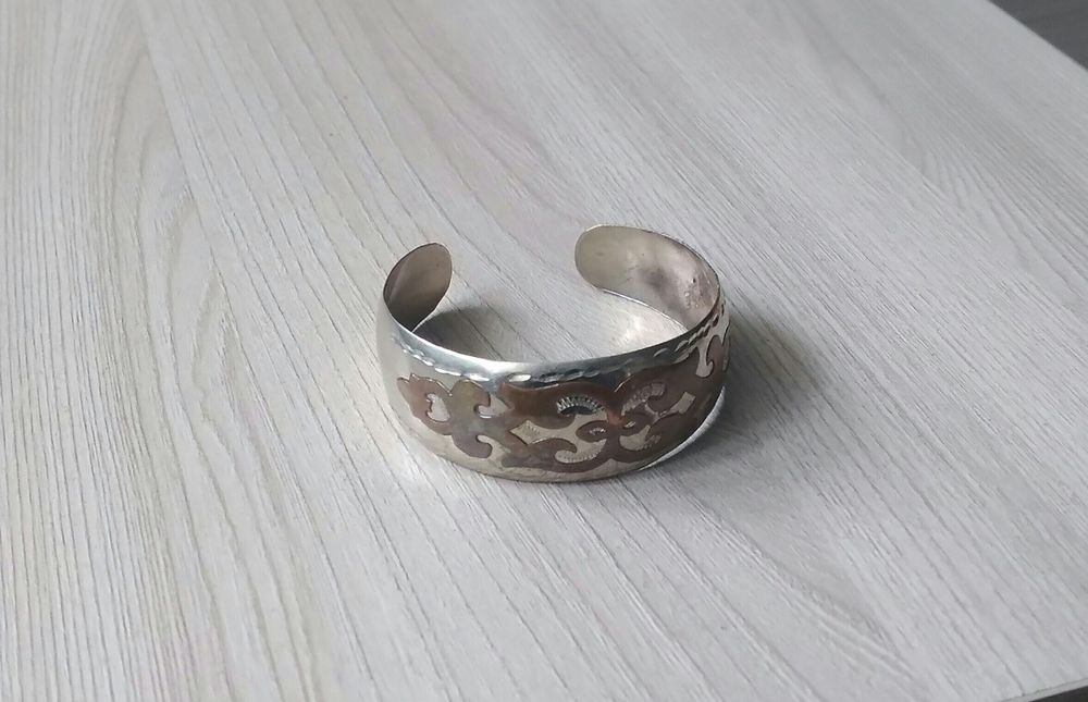 Женский серебряный браслет.