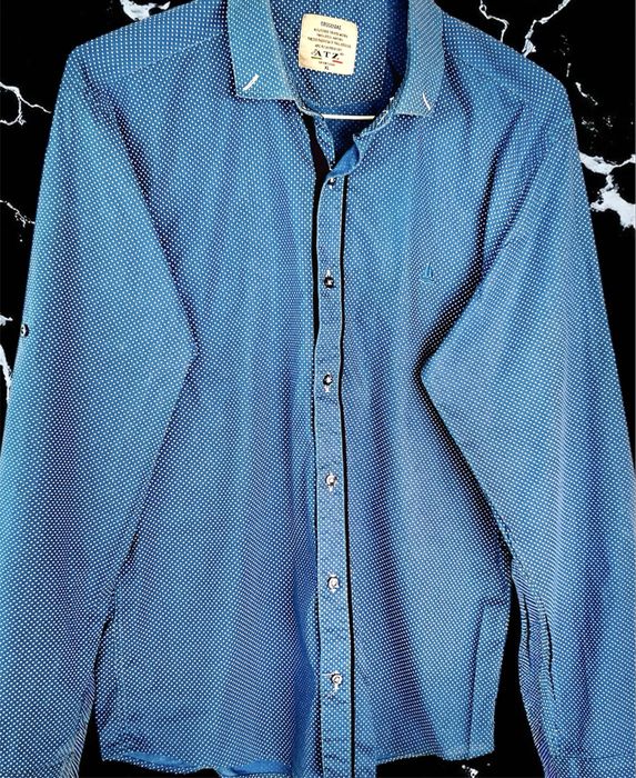 Cămașă bărbătească albastră cu mânecă lungă și imprimeu punctat