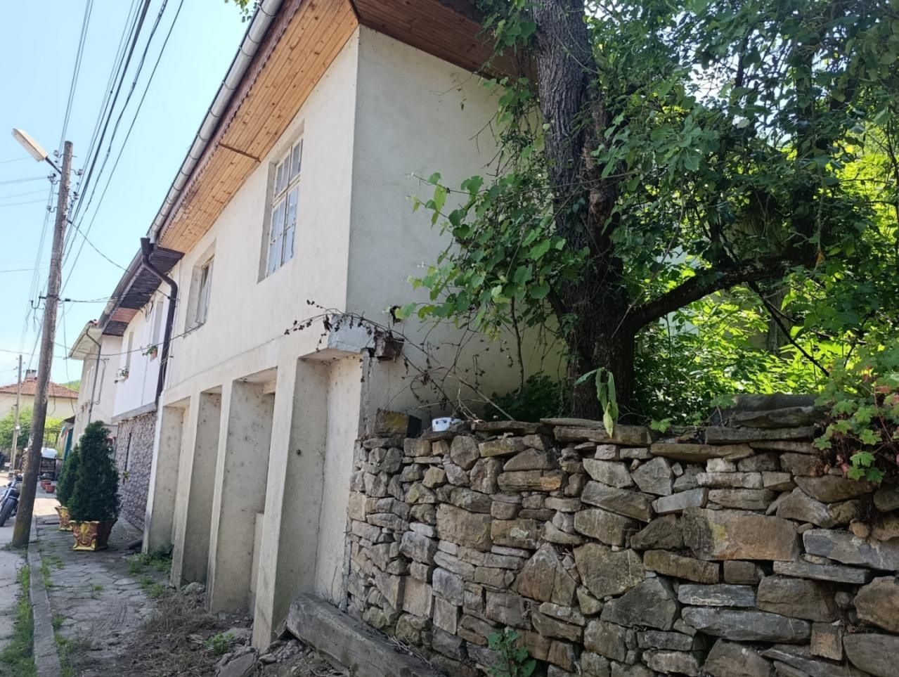 Продавам къща с голям двор до Троян