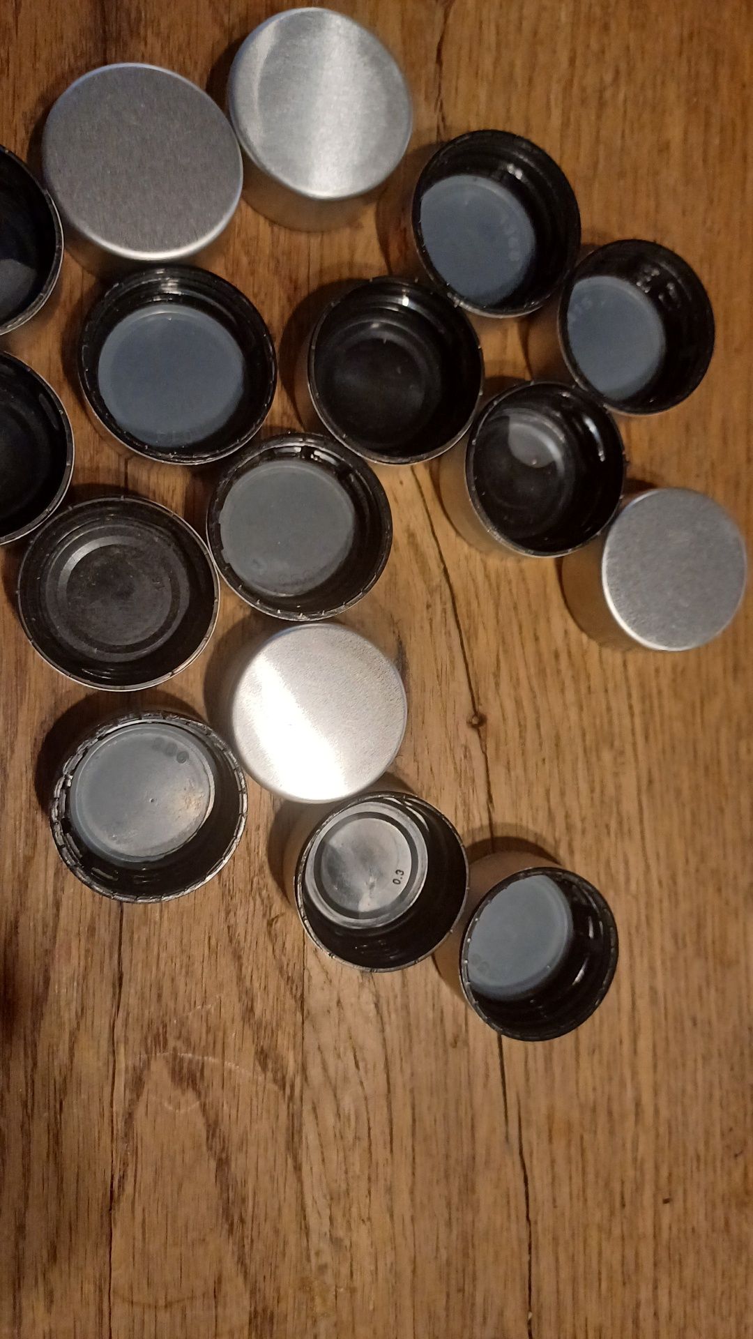Vand capace pentru sticla de aqua carpatica..pret pe 100 buc
