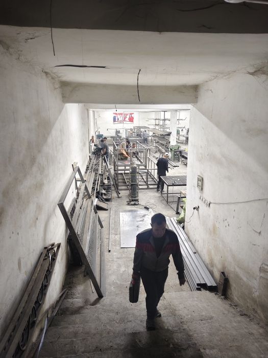 Бригада сварщиков 40 человек.