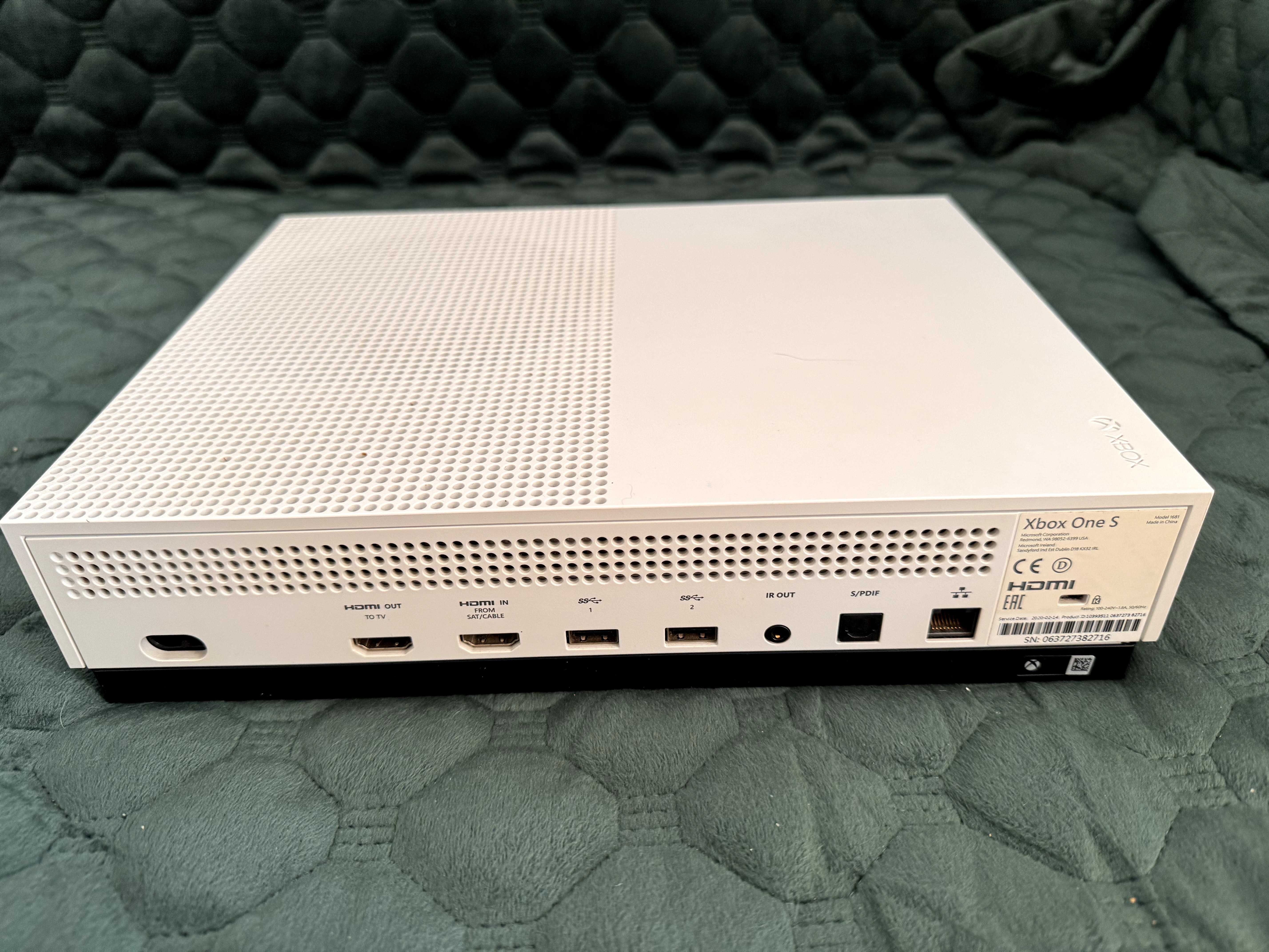 Xbox One S (UK plug) - 1 TB + toate jocurile si doua controlere