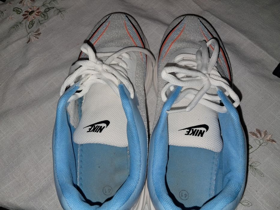 Обувки на Nike .