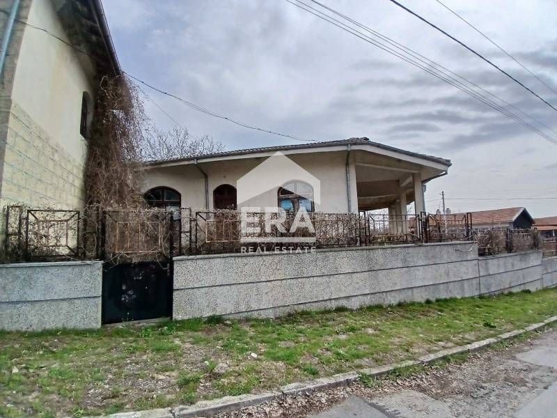 Двуетажна къща за продажба, подходяща за семеен хотел в село Добрина