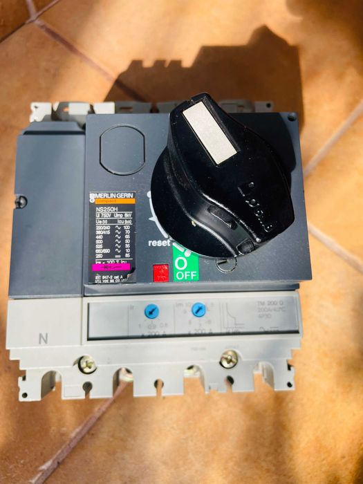 Intrerupator automat (disjunctor - usol) Compact NS100 H, TM63D.