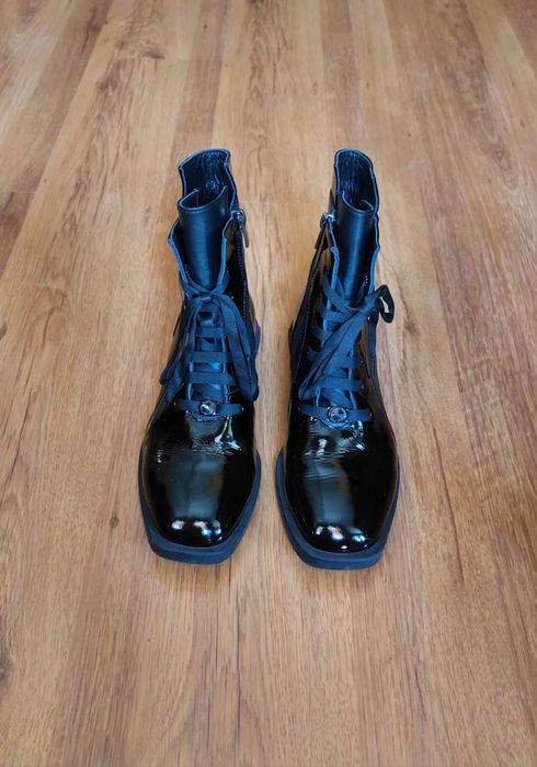 Черни лачени боти