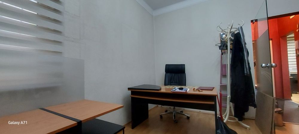 Офис оборудване- 4 бюра, маса + 6 стола
