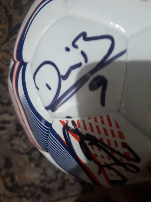 Campiona Fcsb - Minge cu autografe - Banii merg la un baiat bolnav.