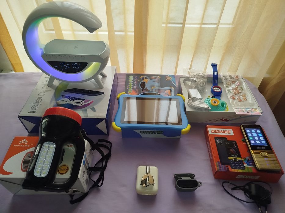 МП3-(калонка), планшет,  фонар,  телефон.