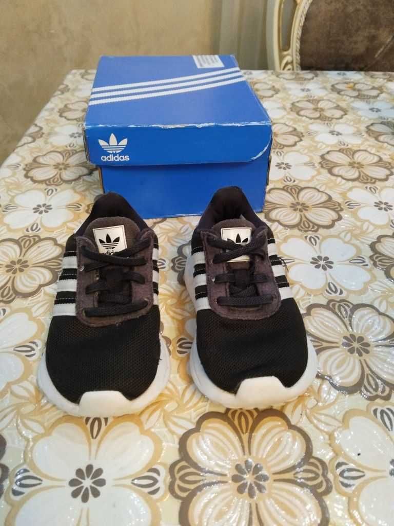 Маратонки на Adidas 20 номер