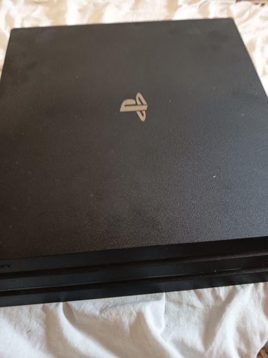 Vând PS4 pro un Terra complet