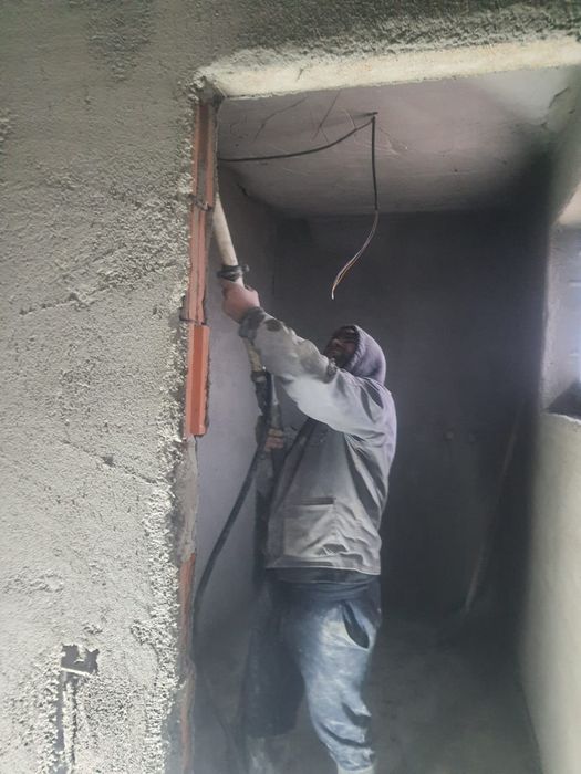 Tencuiala tradiționala aplicata mecanizat