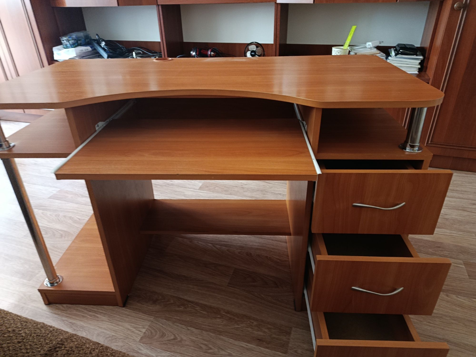 Продам компьютерный стол