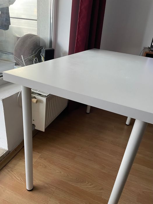 Masă IKEA cu 4 picioare demontabile – simplă, practică și modernă