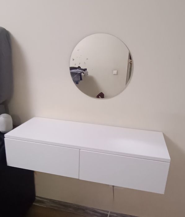 Туалетный столик с зеркалом